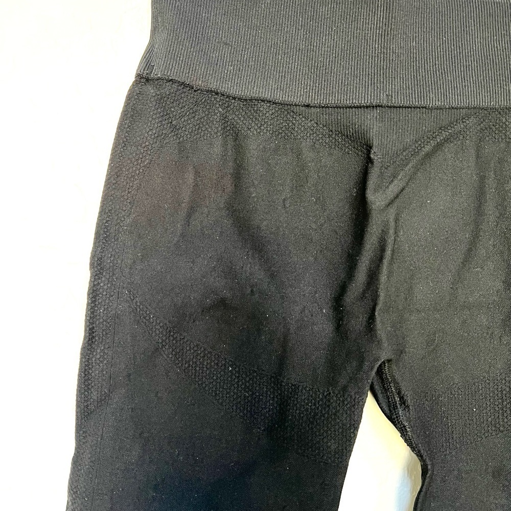 Halara High Waisted Running Biker Shorts in black size small - Picture 5 of 6
